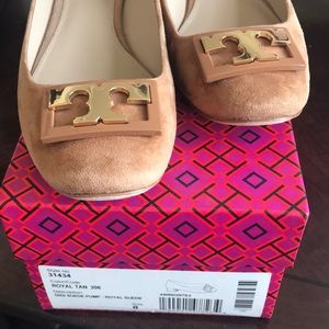 Tan suede

Tory Burch Gigi Royal Suede pump with block heel.